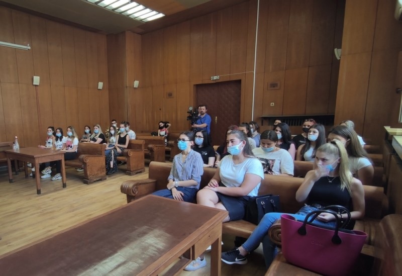 Учениците на ПГИМ получават удостоверенията си за практика на тържествена церемония в съда